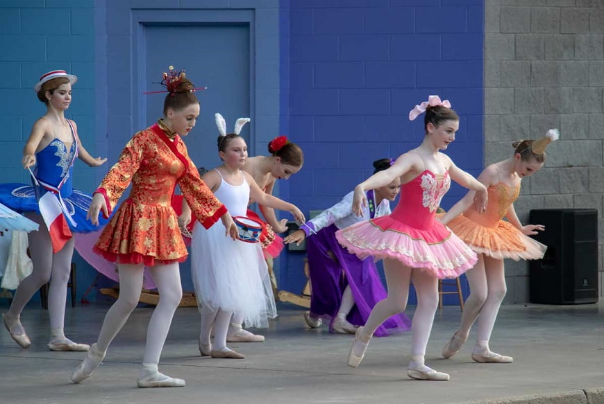 Ballet dancers bow